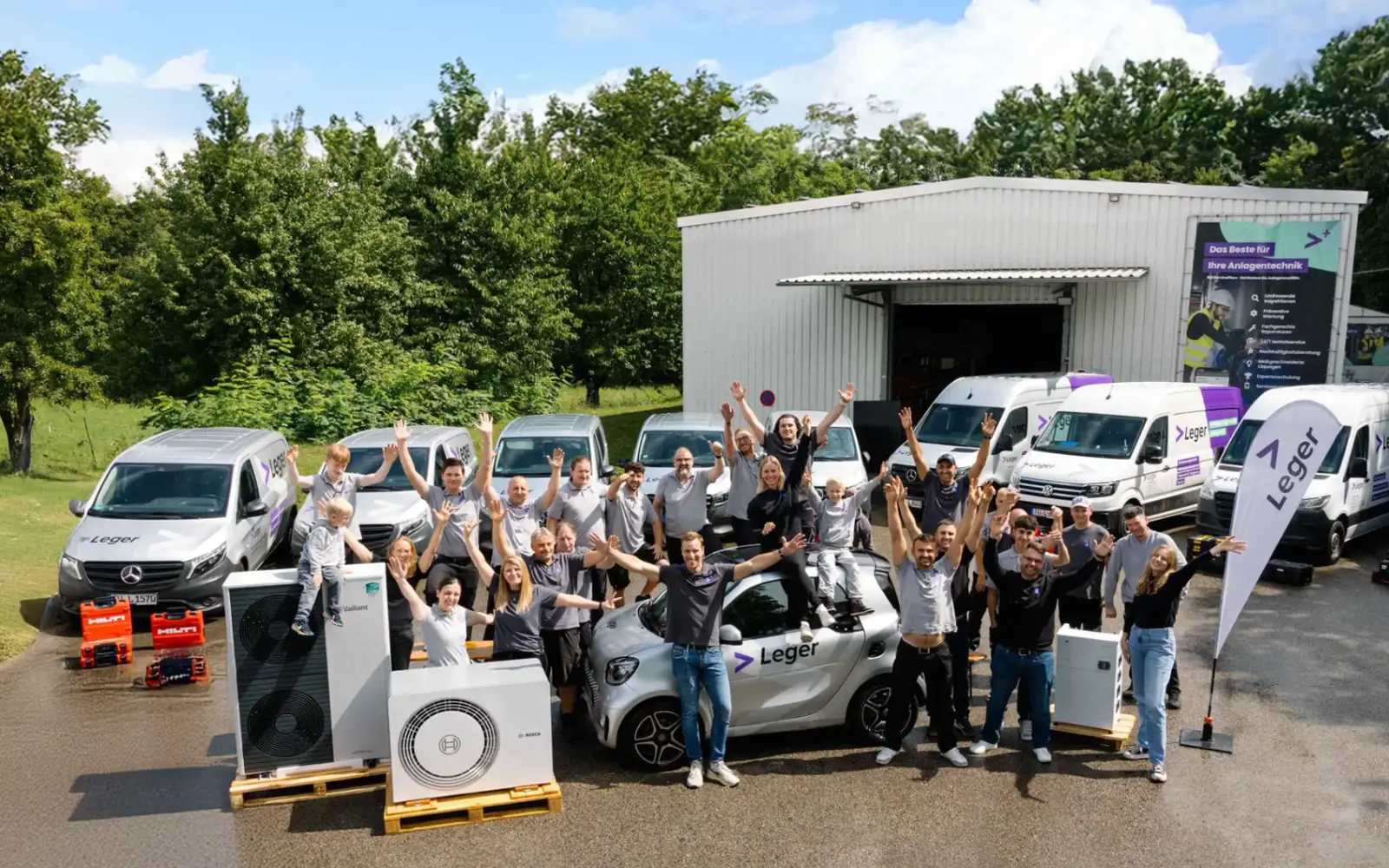Das LEGER-Team mit Servicefahrzeugen vor dem Firmengebäude in Stein bei Nürnberg, Luftaufnahme