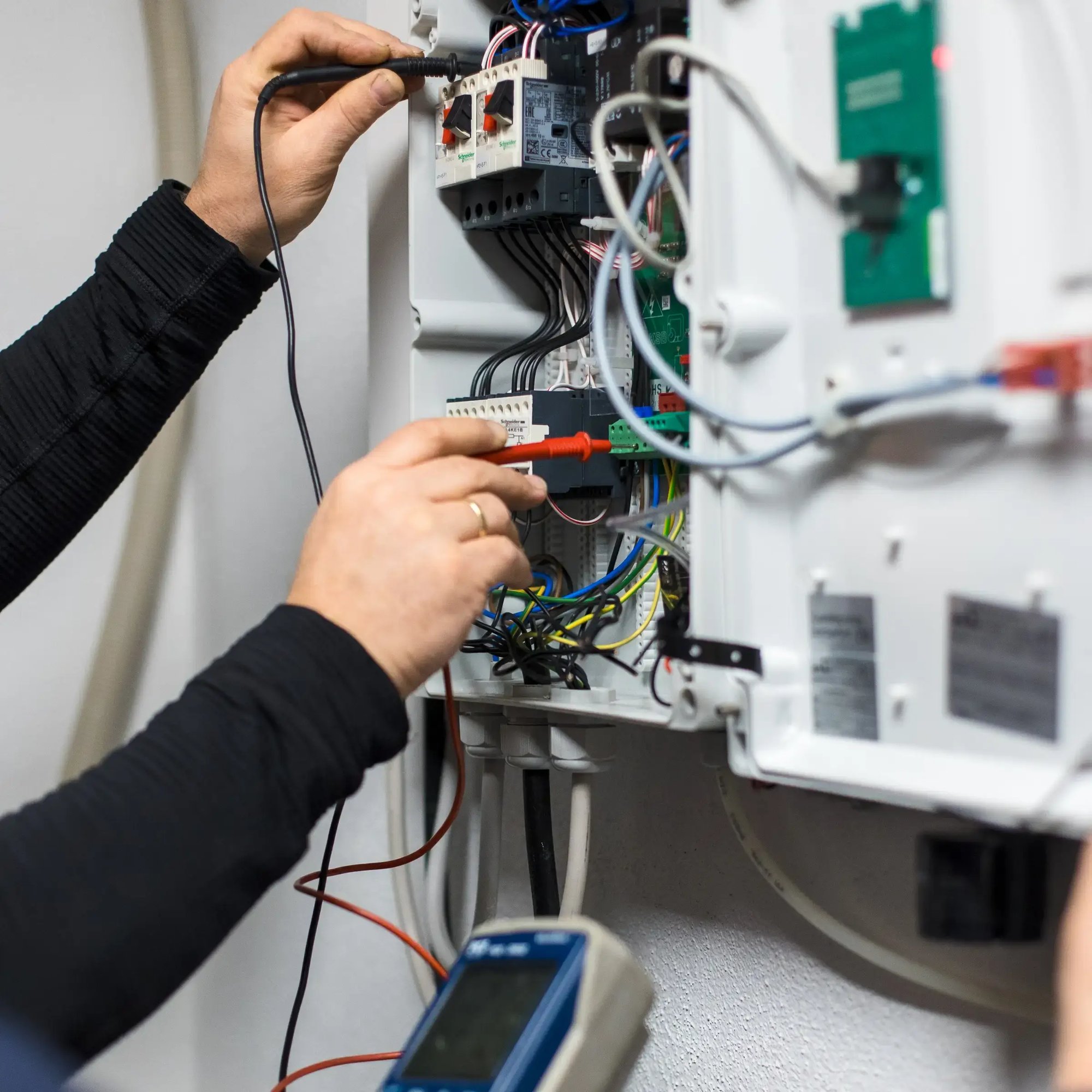 Elektriker Leger am Schaltschrank