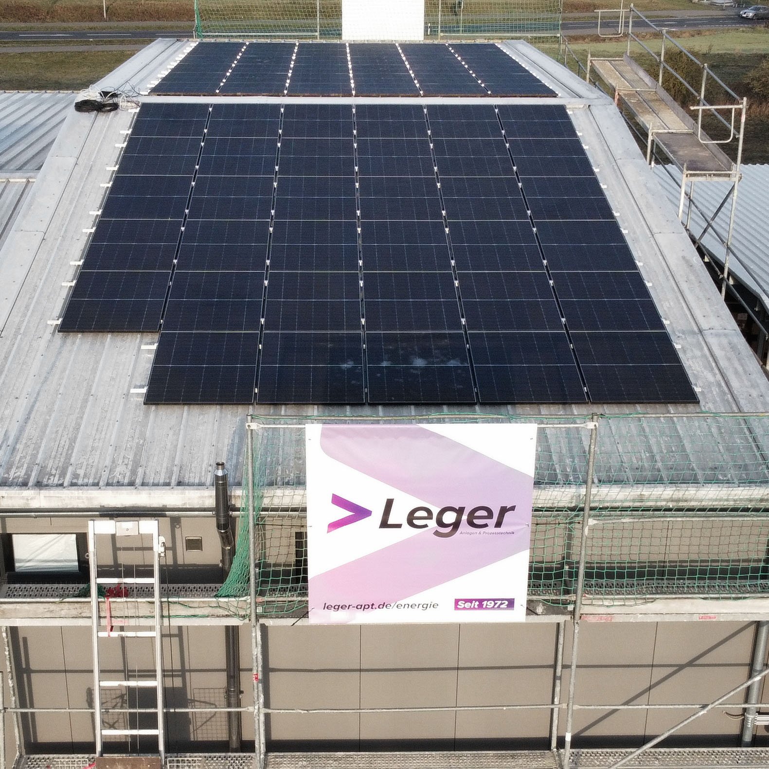 Solar-Installateur montiert PV Anlage in Fürth