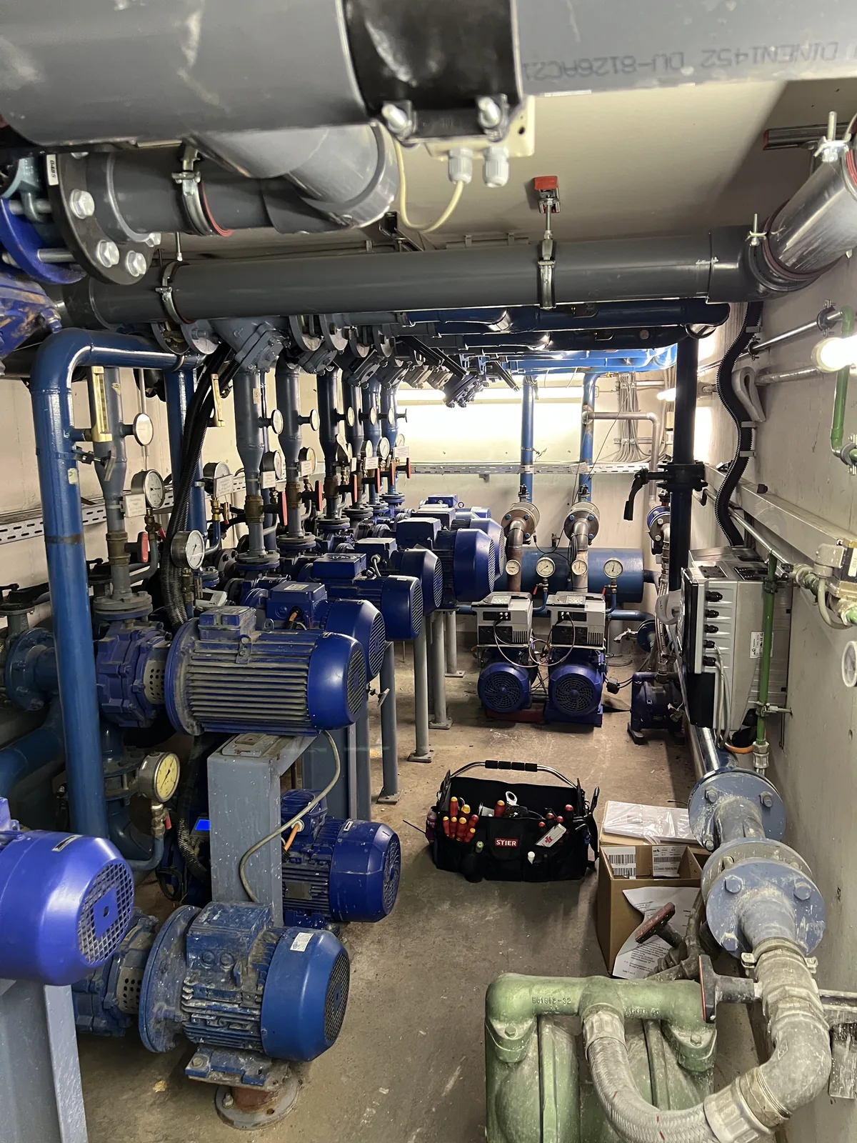 Druckerhöhungsanlagen mit mehreren Pumpen in einem Technikraum