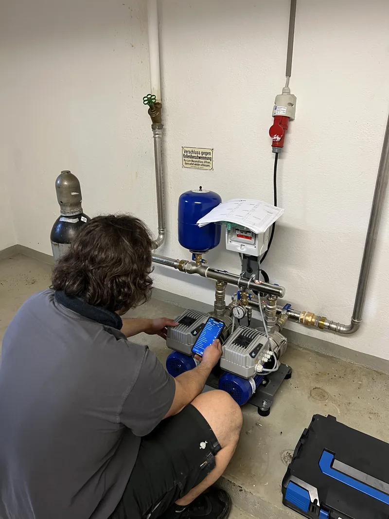 LEGER-Techniker bei der Arbeit an der Steuerung einer Pumpenanlage