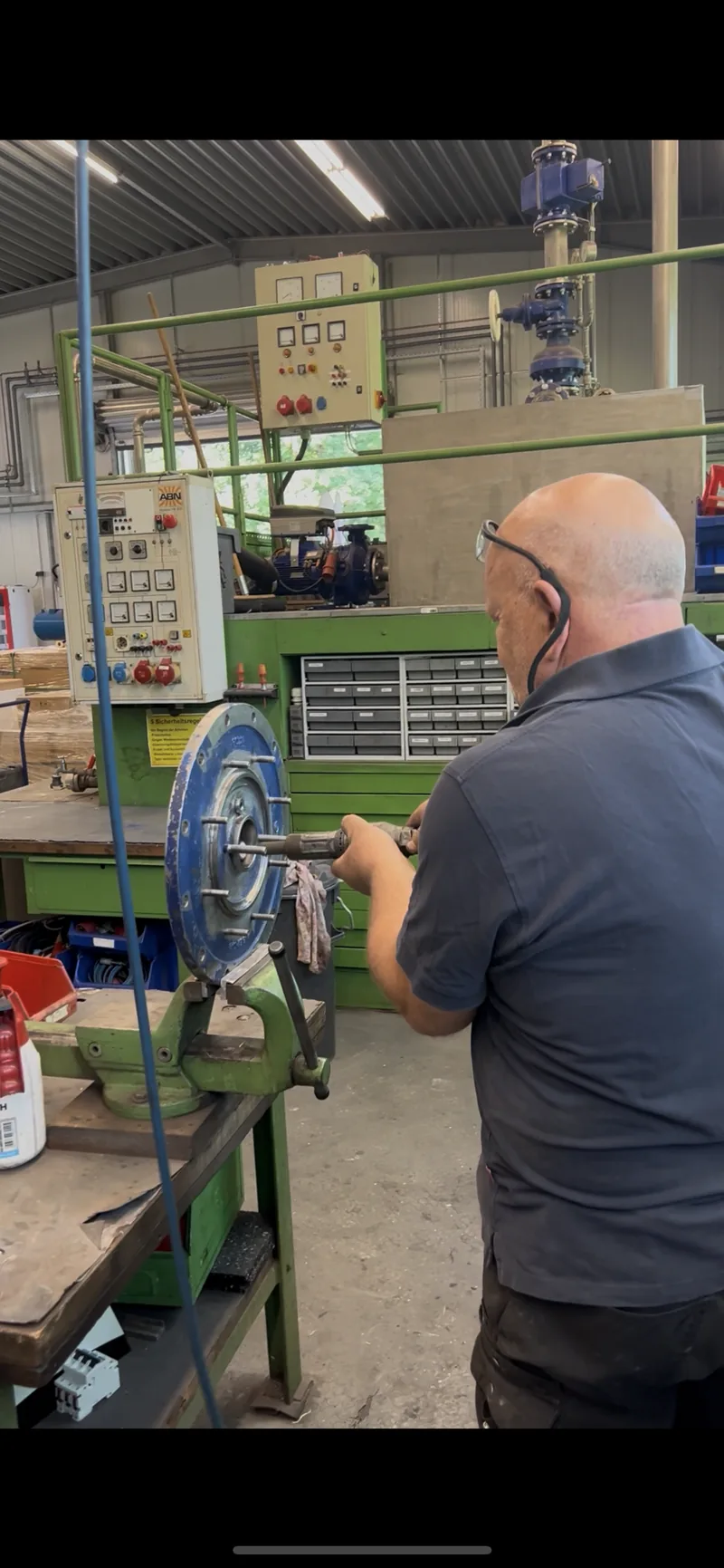 Monteur bei der mechanischen Bearbeitung eines Pumpenbauteils in der LEGER-Werkstatt